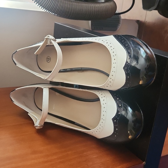 Black and white heels - Picture 4 of 4